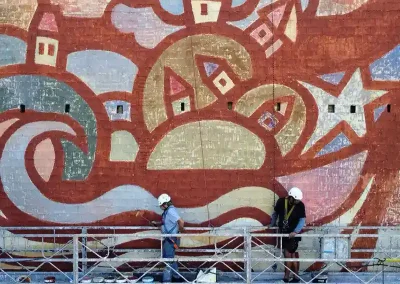 Montaje de andamios colgantes usados para arte urbano en fachadas