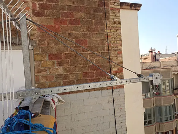 Pescante de suspensión con vuelo especial en Girona