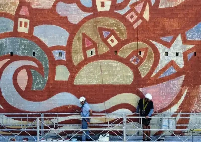 alquiler de andamios colgantes usados para arte urbano en fachadas